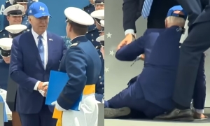 【影片】拜登出席軍校畢業禮被沙包絆倒 特朗普﹕要小心