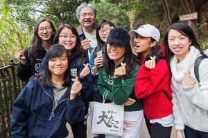 曾俊華「休假一身輕」晒山頂晨運照片