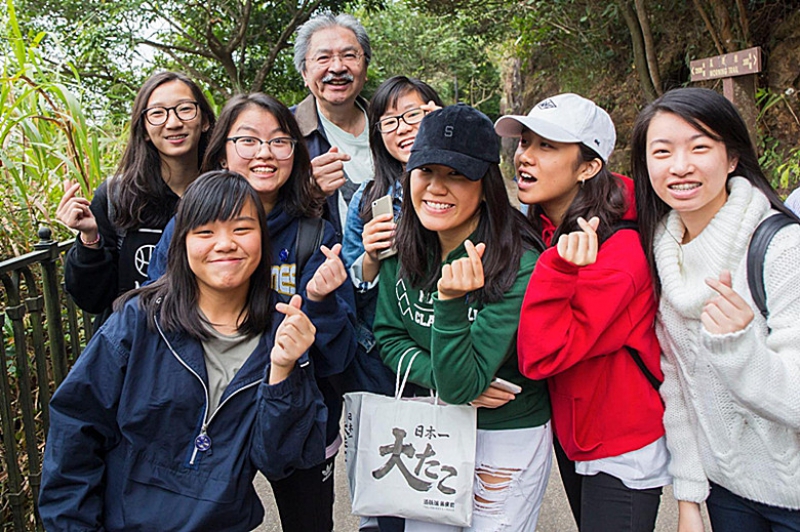 曾俊華「休假一身輕」晒山頂晨運照片