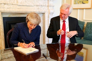 英脫歐大臣戴德偉辭職向首相文翠珊逼宮