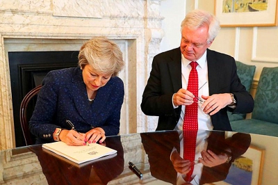 英脫歐大臣戴德偉辭職向首相文翠珊逼宮