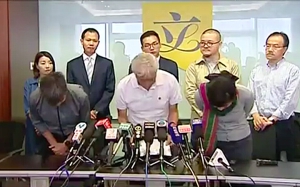 梁耀忠就棄做主持向公眾鞠躬道歉