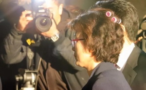 宣判彈劾案太緊張？女法官頭頂「粉紅小髮捲」現身