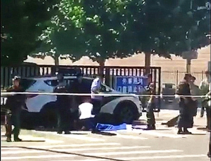 內蒙男子北京美國使館外點爆竹燒傷雙手