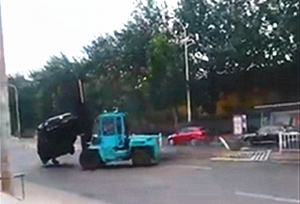 疑因兒遇車禍男子報復駕鏟車亂撞遭警擊斃