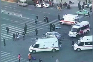 內蒙狂徒中學外駕車亂撞8人後跳樓身亡