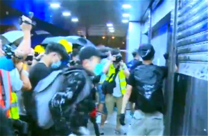 示威者包圍馬鞍山警署要求釋放陳浩天