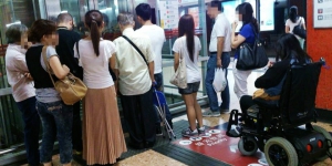 輪椅人士港鐵搭lift無人讓？網民：香港人檢討下