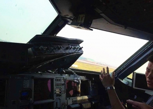 四川航空A319空巴擋風玻璃飛行中突脫落