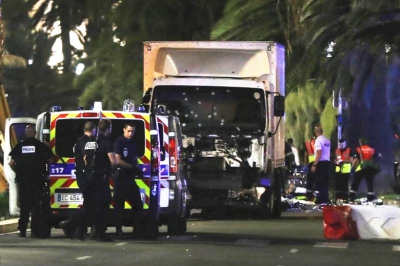 法國尼斯恐襲車撞槍擊人群逾百死傷