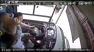 重慶巴士墮江原因是大媽毆打司機全車人陪死
