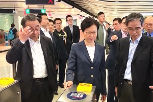 林鄭月娥到中環站視察損毀及復修情況
