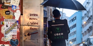 Uber EATS 困局？外賣員取餐慢「拆招牌」 引本地餐廳中止合作