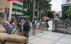 深圳學校門口設機槍防逃犯？教局：僅為模型