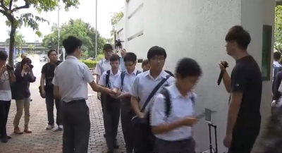 開學日校外派港獨傳單 獨派：部分學生遭校方阻止