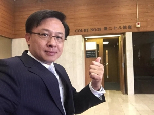 何君堯上載法院內自拍照或惹官非