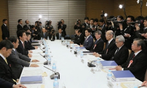 安倍智囊助玩語偽術