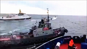 俄海岸巡邏艦向烏克蘭海軍船艇開火撞擊