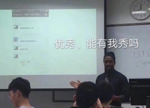學生班群裡公開叫人代簽到：被外教當場翻譯並制成PPT