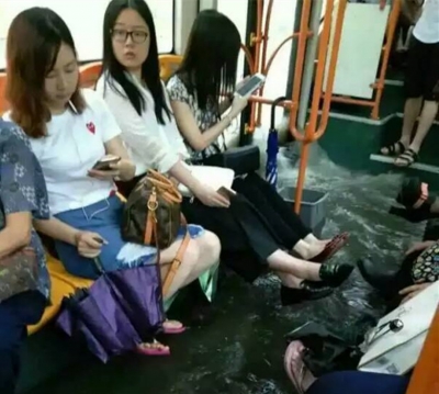 廣州深圳下暴雨水浸巴士車廂