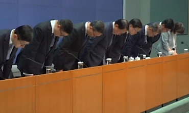 李家超率官員就宏福苑火災鞠躬道歉 何永賢承擔政治責任請辭