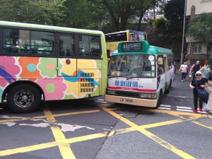 「葉劉淑儀」今早撞車？