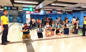 香港眾志成員港鐵美孚站跪地呼籲市民三罷