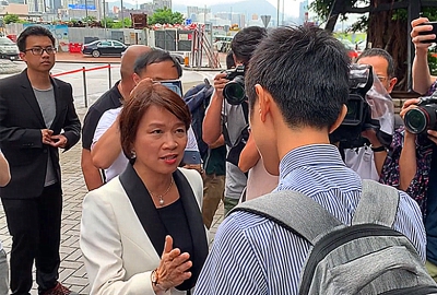 梁美芬遭年輕人包圍指罵無資格做香港人議員