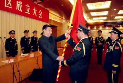 習近平向新成立五大戰區頒授軍旗