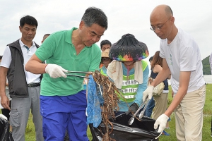 梁振英「晒馬」率6局長執海灘垃圾