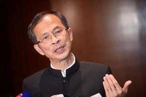 曾鈺成報章專欄指反對「全民派錢」是謬論