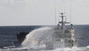 台海巡艇水炮驅趕越境越南漁船