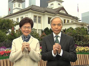 林鄭月娥身穿藍白素色衣服向市民拜年
