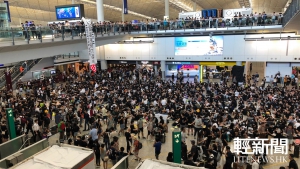 【持續更新】一連三日機場反修例集會 示威者向旅客傳達訴求