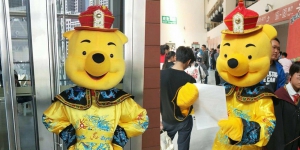 內地Cosplayer兩手插腰扮「維尼皇帝」網民：真勇者