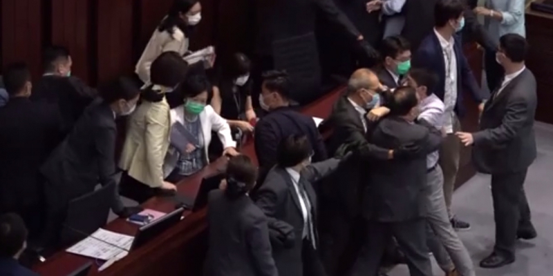 內會開會前李慧琼搶佔主席台 建制泛民議員爆衝突