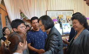 遭誤射飛彈奪命漁民家屬求「國旗」蓋棺