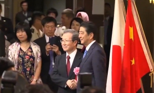 安倍突然現身中國駐東京使館國慶酒會示好