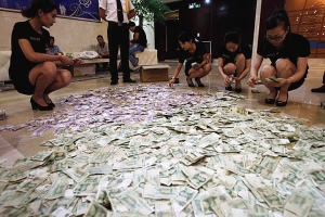 兩老抬錢買樓僅夠落訂金