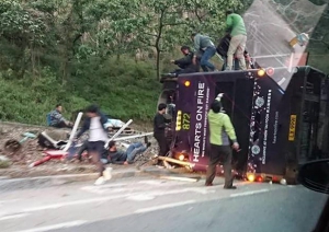 【滾動更新】馬迷散場專線雙層九巴大埔公路翻車19死63傷