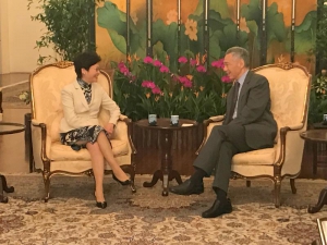 林鄭月娥拜會李顯龍冀促進兩地關係