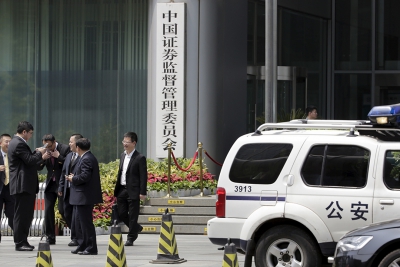 針對跌市公安拘財經記者