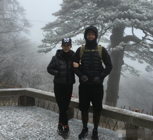 劉翔吳莎黃山頂曬甜蜜