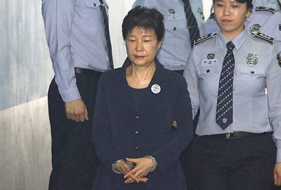 韓國前總統朴槿惠戴著手銬上庭受審