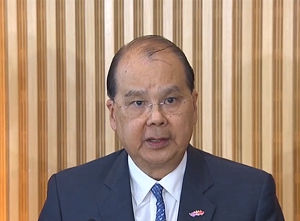 政務司司長張建宗為元朗警察表現向市民道歉