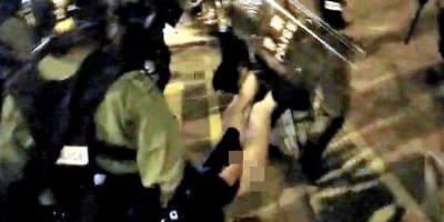 天水圍少女被警抬走致走光：被男警員制伏拖行