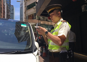 易志明指警方濫抄牌小心官逼民反
