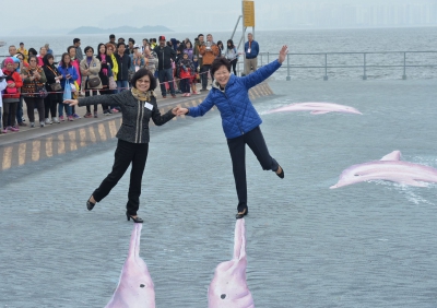 林鄭拍5D照 笑企海豚咀遭人轟