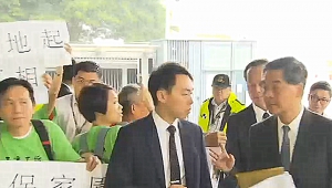梁振英否認「各自為政」強調「上下一心」