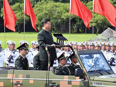 習近平今早在石崗軍營檢閱駐港解放軍